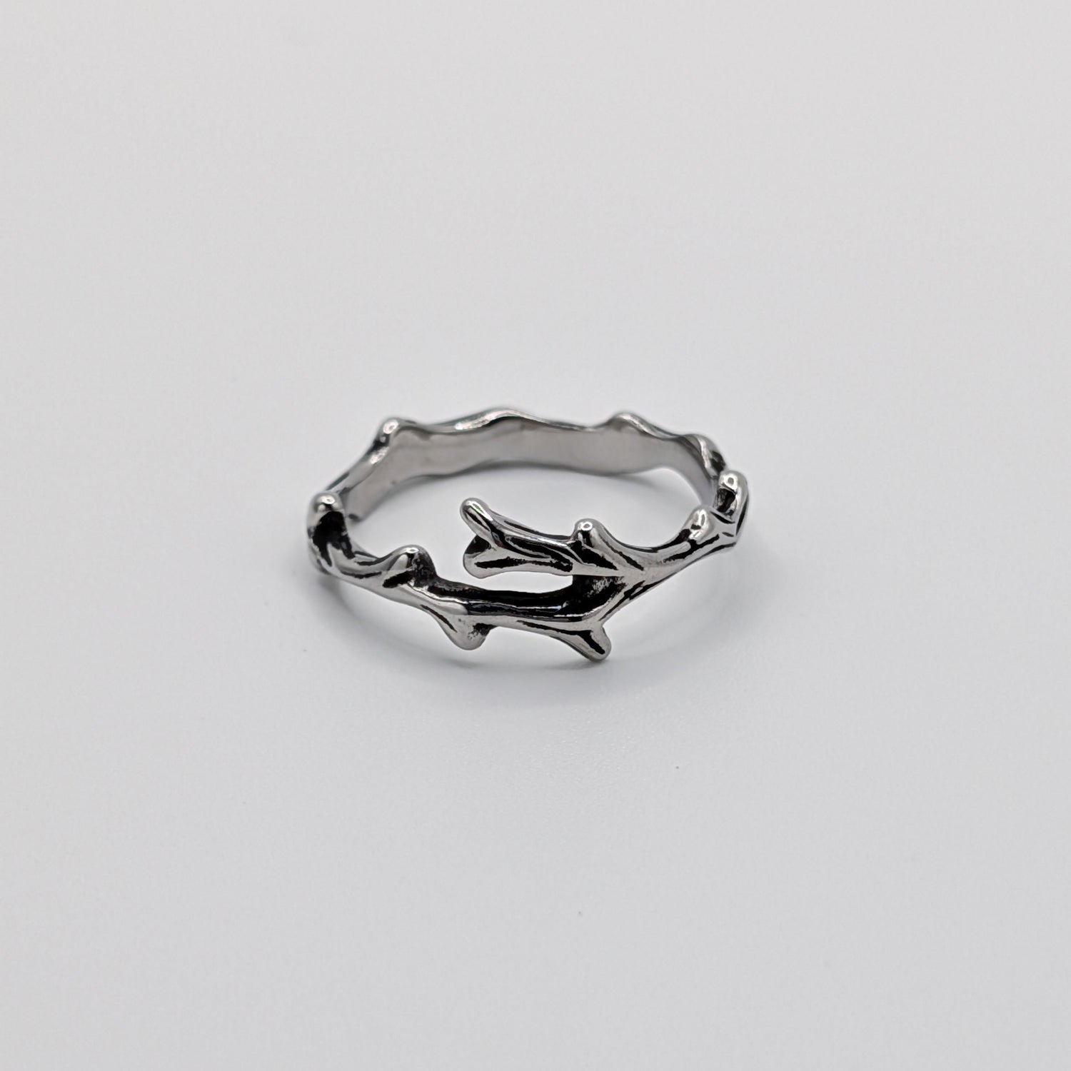 A stainless steel ring with a design resembling antlers.
