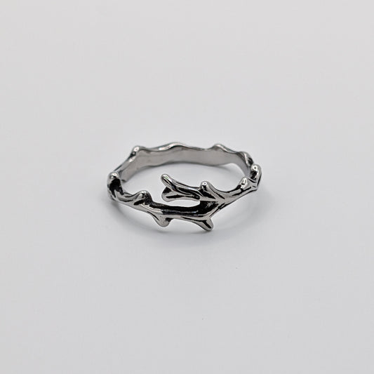 A stainless steel ring with a design resembling antlers.